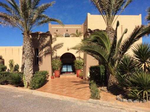 SPLENDIDE VILLA AVEC PISCINE A AGLOU