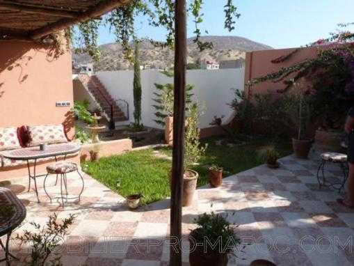 MAISON AVEC GRAND JARDIN ET TERRASSE