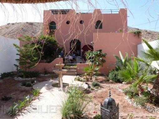 MAISON AVEC GRAND JARDIN ET TERRASSE