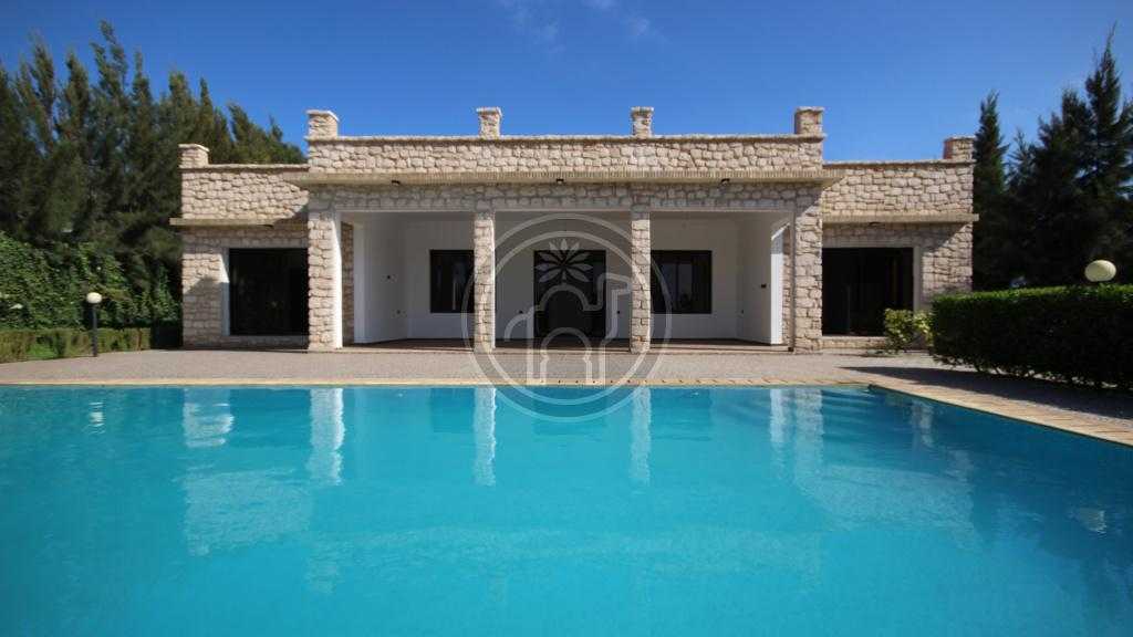 BELLE VILLA 4 CHAMBRES AVEC PISCINE EN ZONE URBAINE