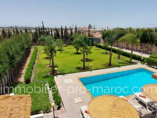 MAGNIFIQUE VILLA VUE DÉGAGÉE AVEC PISCINE EN ZONE URBAINE