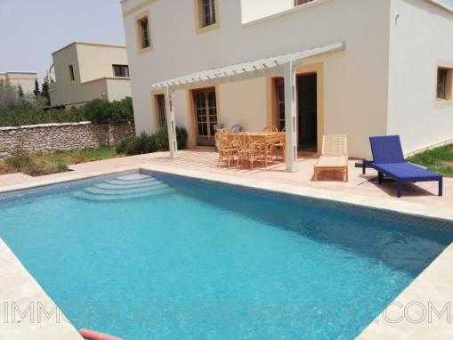 Belle propriété ,4 chambres ,avec piscine en zone urbaine