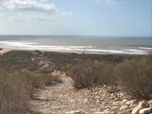Beau terrain ,1 HA front de mer en zone urbaine