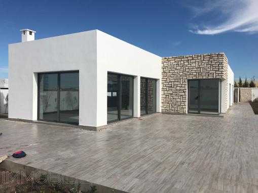 Maison neuve de 3 chambres avec piscine en zone urbaine