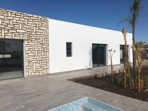 Maison neuve de 3 chambres avec piscine en zone urbaine