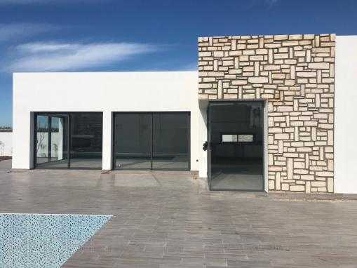 Maison neuve de 3 chambres avec piscine en zone urbaine