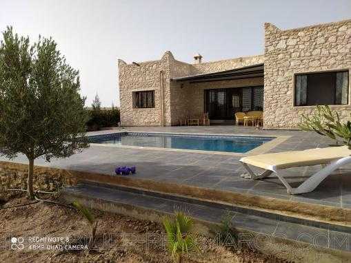 Belle villa en pierre, meublée avec piscine 