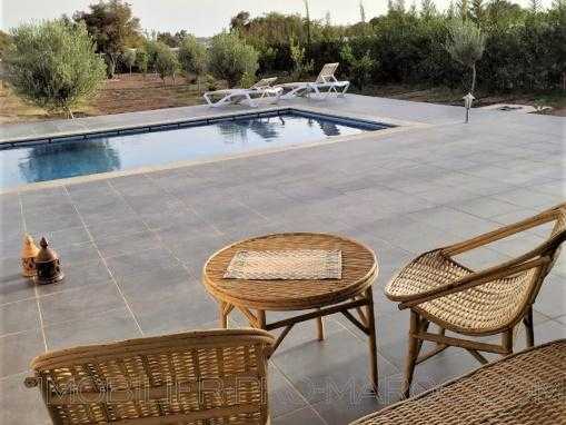 Belle villa en pierre, meublée avec piscine