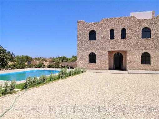 Maison de campagne en pierres, non meublée, avec piscine