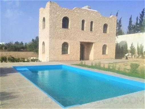 Maison de campagne en pierres, non meublée, avec piscine