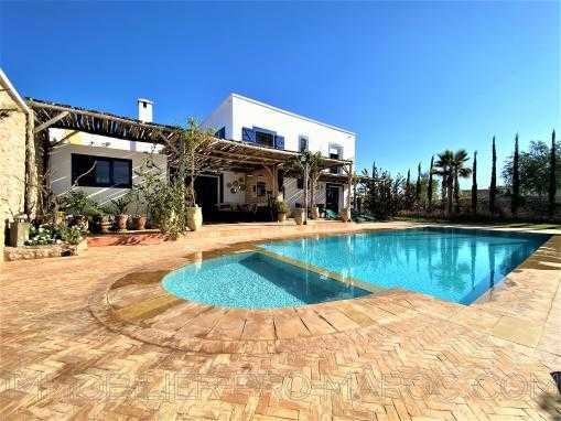 Ravissante maison avec 2 piscines, vue dégagée sur la campagne