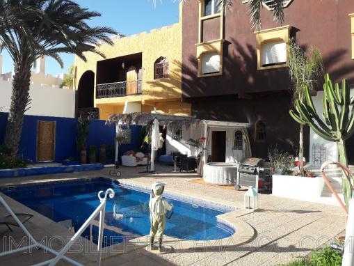 propriété composé de 2 maisons et 2 piscines