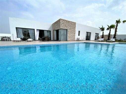 Charmante maison en zone urbaine avec piscine chauffé