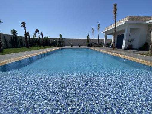 Belle villa neuve avec piscine en zone urbaine