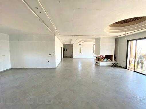 Belle villa neuve avec piscine en zone urbaine