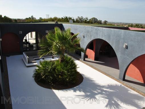 Villa contemporaine et dépendance, 6 chambres, piscine.