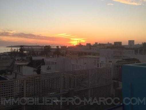 Un bel appartement de 2 chambres posé entre ciel et mer surplombant la baie d’Essaouira. 