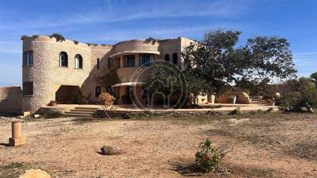 Maison de caractère, située en bord de mer, à seulement 14 kilomètres d\'Essaouira
