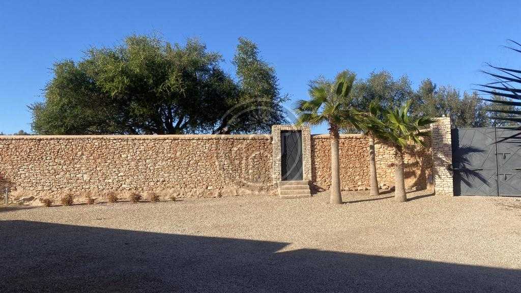 Grande villa piscine, 4 ch, 1 studio, meublée et équipée.