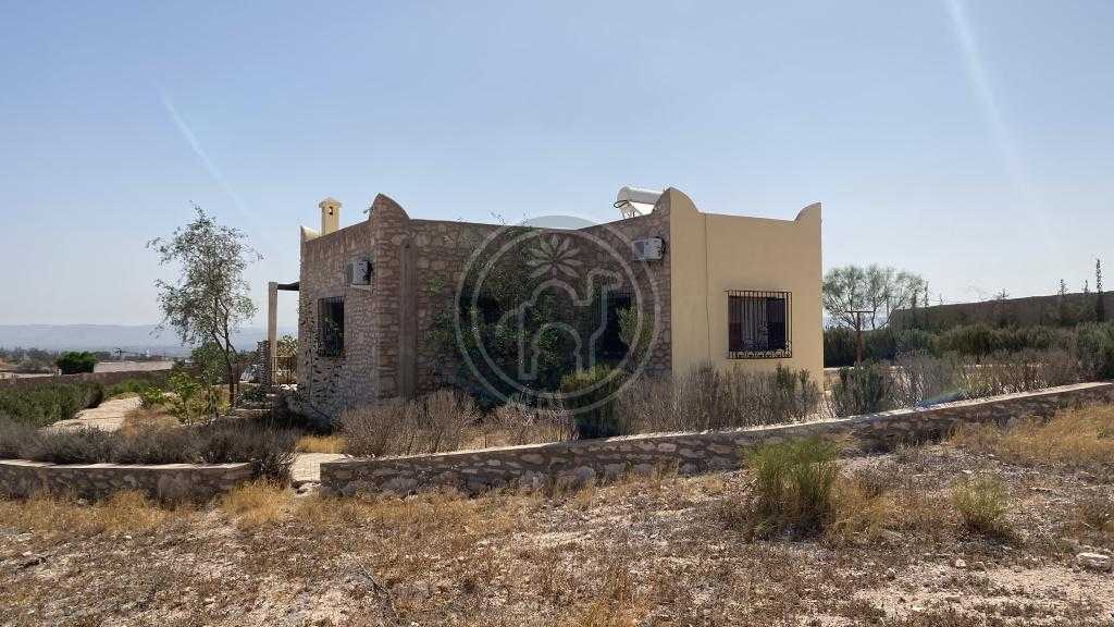 Maison de campagne, 2chambres, titrée.