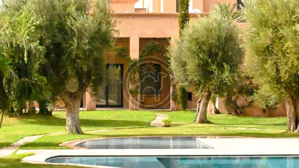 Tres belle villa de prestige, lumineuse, chaleureusement meublée.