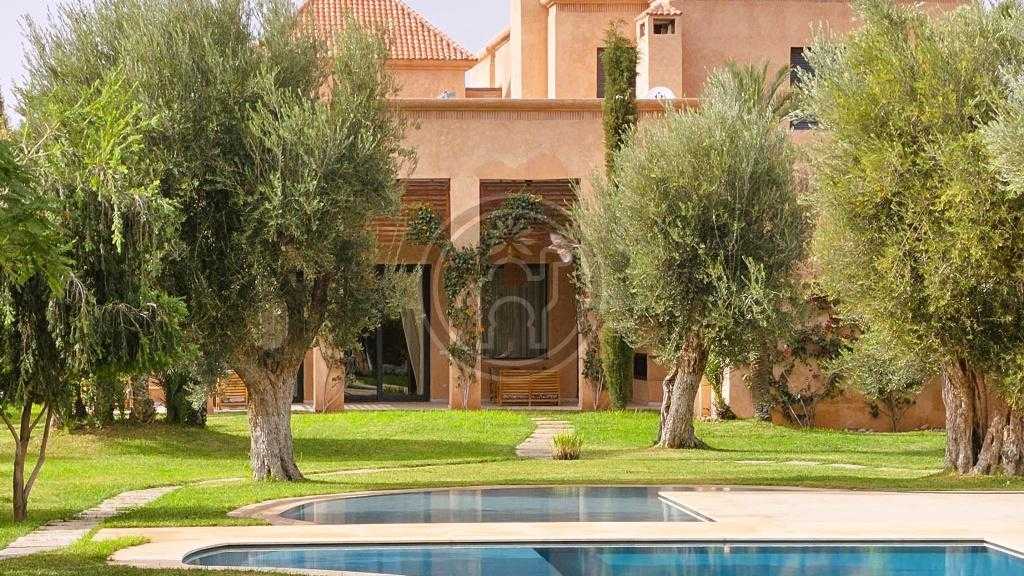 Tres belle villa de prestige, lumineuse, chaleureusement meublée.