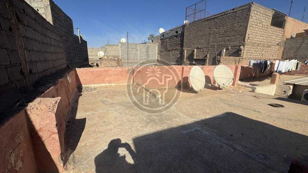 Maison à détruire pour terrain 234 m2 titré à Bab Taghzout 