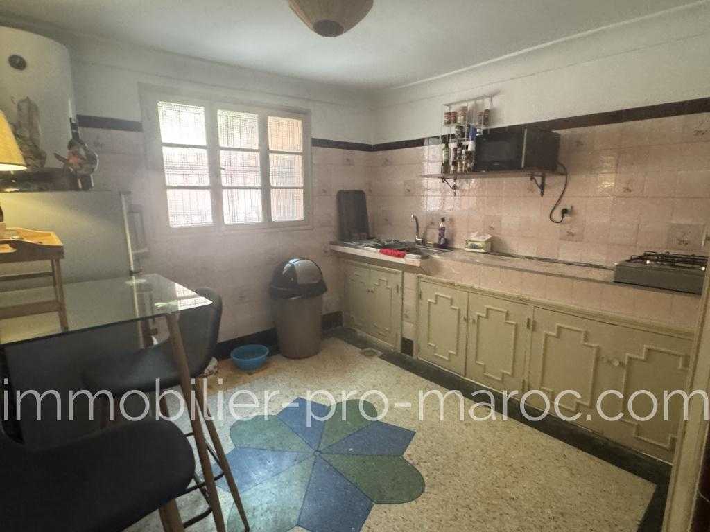 Villa Avantages Emplacement top à 5 mn à pied de Majorelle <p>
Idéal pour projet d\'investissement locatif type Airbnb en découpant en 3 ou 4 appartements <p>
Garage 1 voiture <p>
Quartier sécurisé <p>
Structure très saine <p>
Moins de 5500 / m2 !!!<p>
