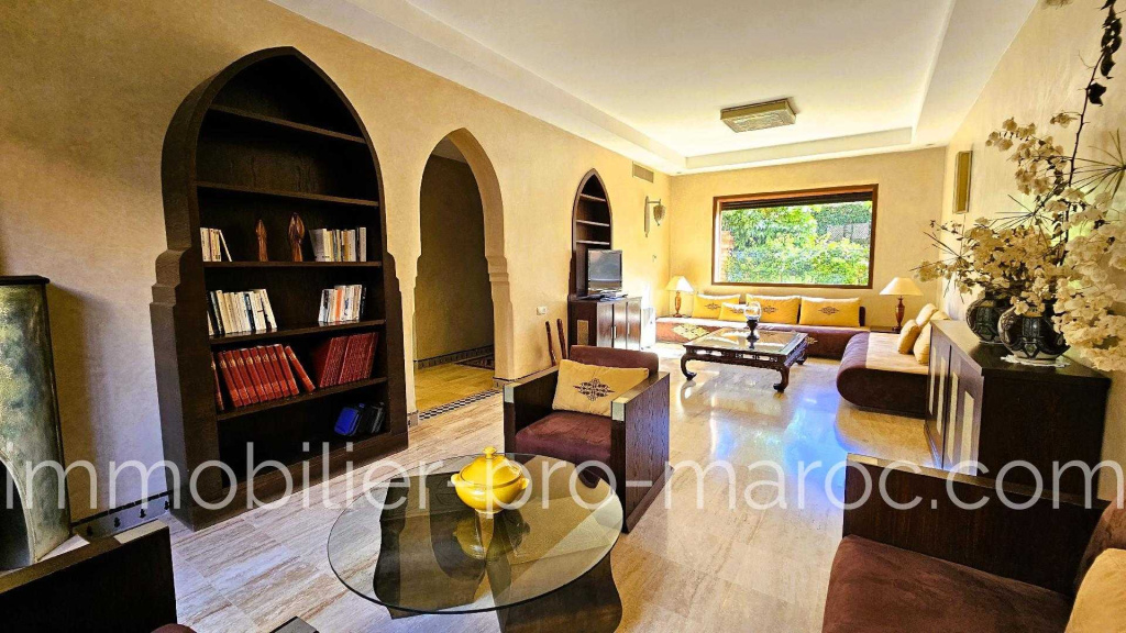 Villa de bonne facture, 4 chambres avec piscine, proche du centre.
