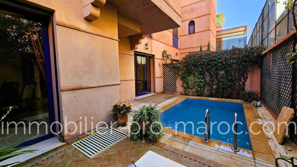 Villa de bonne facture, 4 chambres avec piscine, proche du centre.
