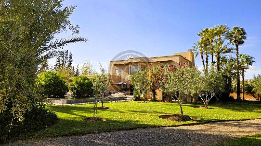 Tres belle villa sur 4962m2 de jardin, joliement meublée, a 15mn du centre.