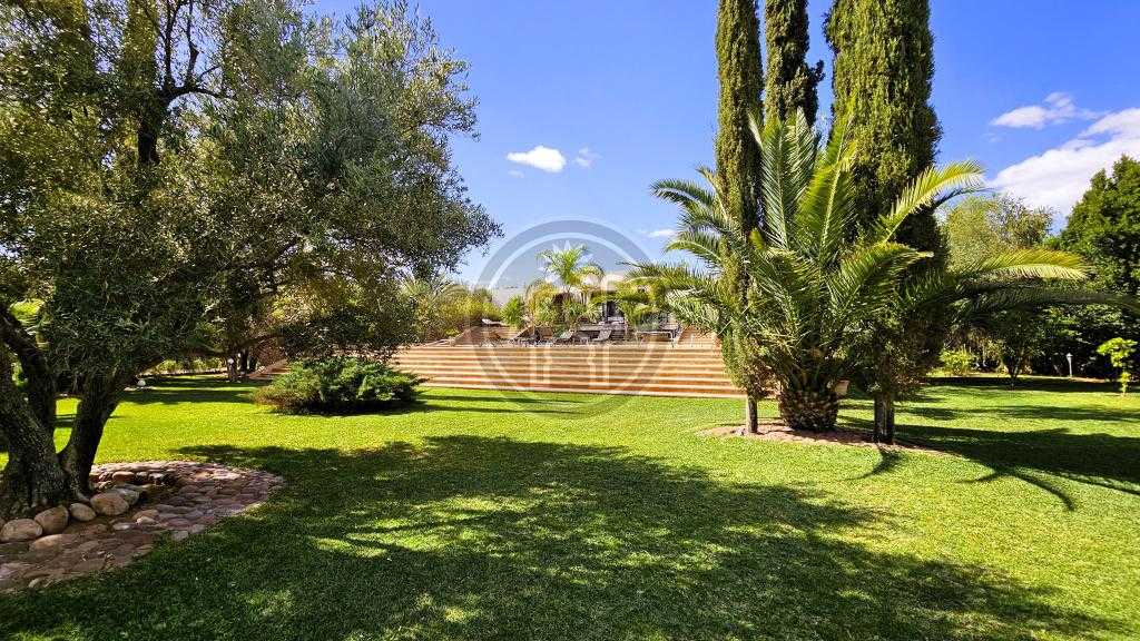 Tres belle villa de prestige sur 5000m2 de parc arbore, avec son AVNA.