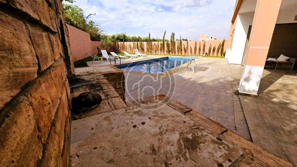 Villa aux grands volumes, a la campagne, avec piscine.