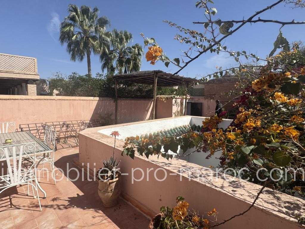 Riad Avantages Riad ancien avec beaucoup de charme et d\'authenticité <p>
Titré <p>
Habitable pour résidence secondaire <p>
Travaux à prévoir en cas d\'investissement locatif : petit budget travaux !! <p>
