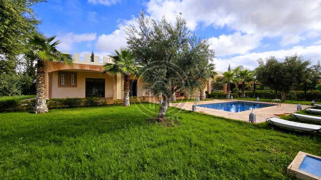 Villa de plain-pied de 400m2 a la campagne.
