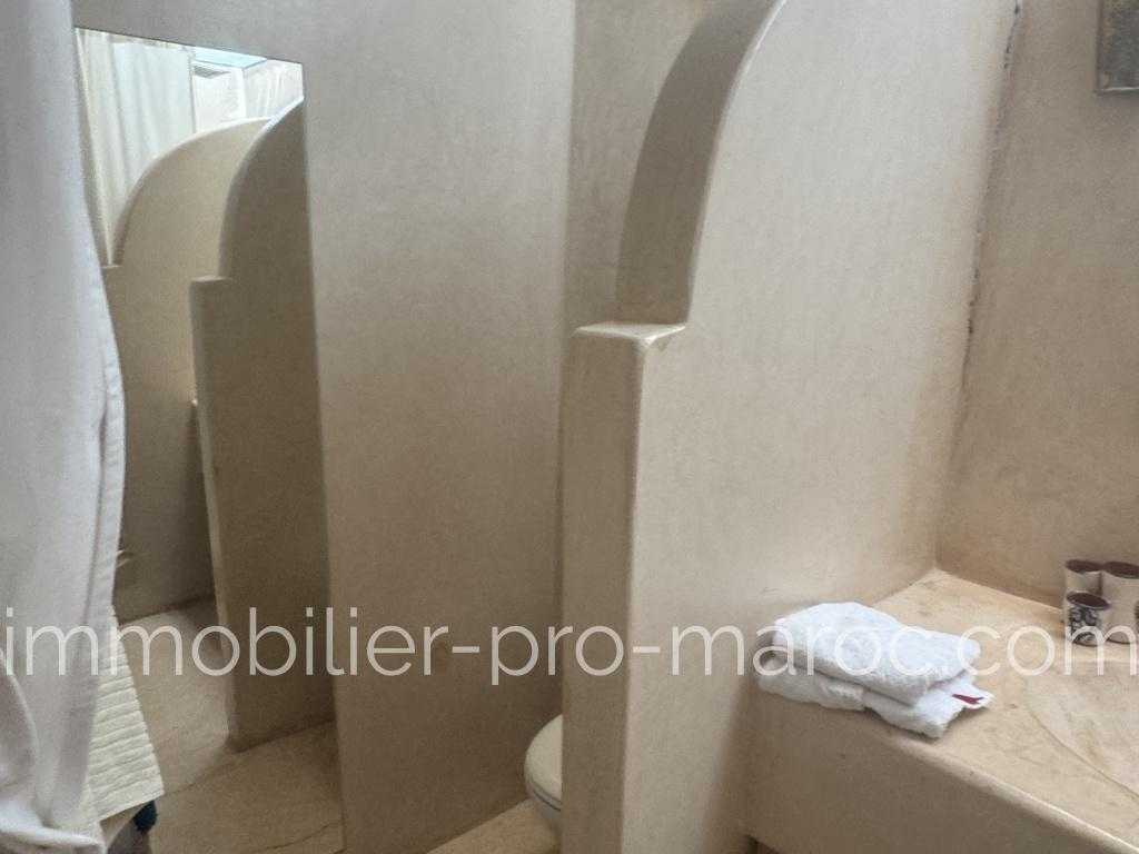 Riad Avantages Quartier en plein essor <p>
Magnifique architecture ancienne <p>
Bassin et hammam beldi <p>
Accès et dépose voiture à 4 mn de la porte <p>
Environnement de maisons d\'hôtes <p>
