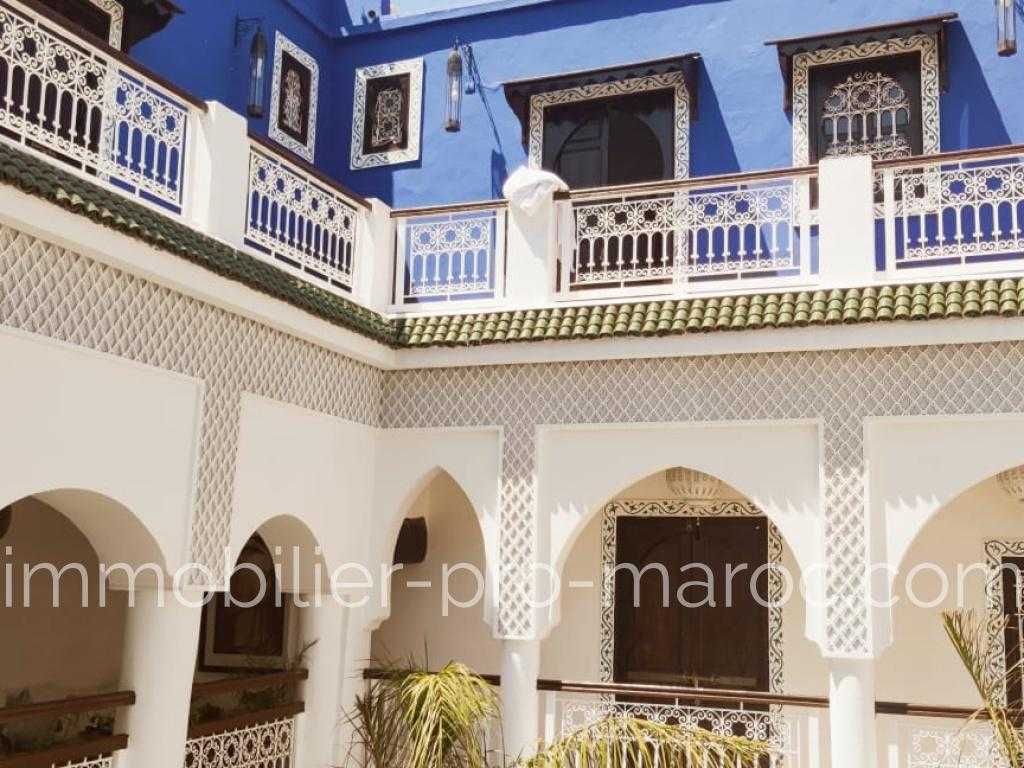 Riad Avantages Rénovée il y a moins de 3 ans <p>
Plein coeur de Médina <p>
Tarif imbattable !!! <p>
En exploitation avec très bons taux de remplissages <p>
A moins de 1à mn de Jemaa El Fna à travers les souks <p>
