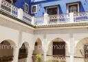 Riad Avantages Rénovée il y a moins de 3 ans <p>
Plein coeur de Médina <p>
Tarif imbattable !!! <p>
En exploitation avec très bons taux de remplissages <p>
A moins de 1à mn de Jemaa El Fna à travers les souks <p>
