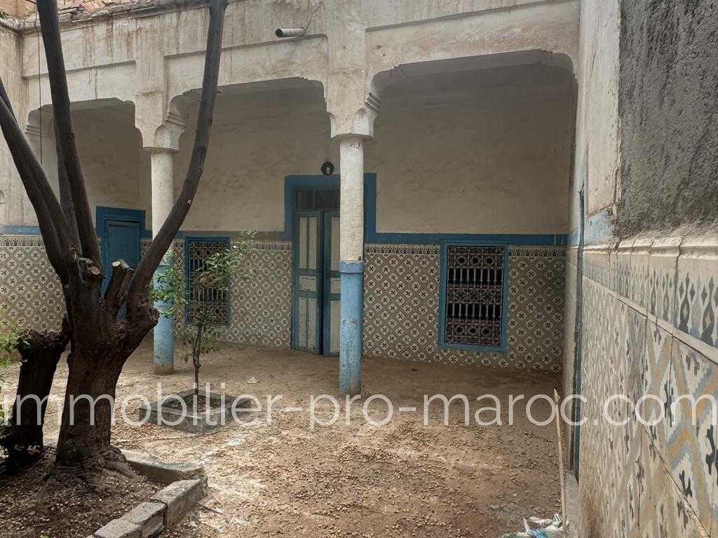 Riad Avantages Top emplacement à la Kasbah <p>
Dépose voiture à 50 m de la porte <p>
Derb calme <p>
A moins de 15 mn de Jemaa El Fna <p>
Moins de 20000 dhs/m2 <p>
