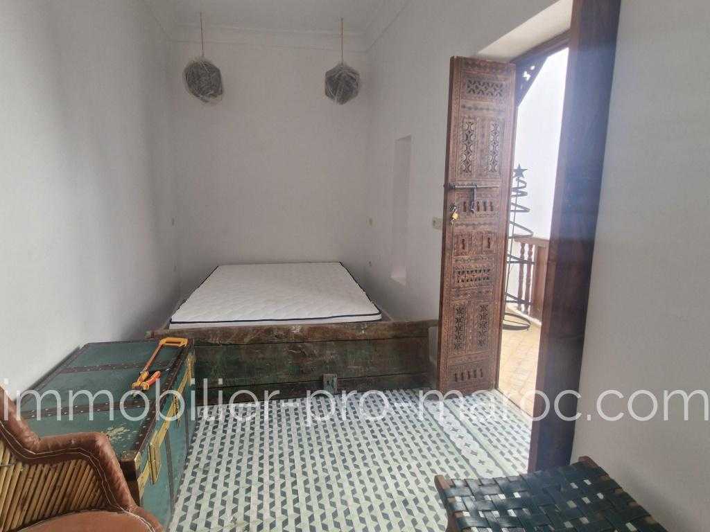 Riad Avantages Entièrement rénové <p>
Top emplacement à Ryad Laarouss <p>
Accès/Dépose voiture à 15 m de la porte <p>
Idéal Airbnb ou pied à terre <p>
