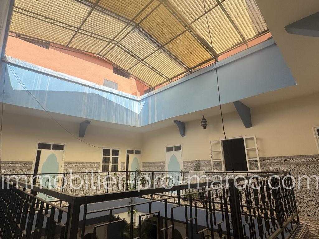Riad Avantages A 10 mn de la Médina de Marrakech <p>
Riad d\'habitation très bien entretenu par ses propriétaires <p>
Proche tous commerces <p>
Structure béton très saine <p>
