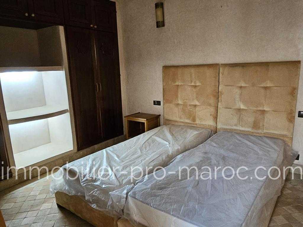 Riad Avantages Rénovation qui date d\'environ 4/5 ans mais jamais ni habité ni exploité <p>
Top emplacement quartier Derb Chtouka à la Kasbah <p>
Ascenseur <p>
Très grandes suites <p>
Possibilité d\'ajout de chambres <p>
Titré <p>
