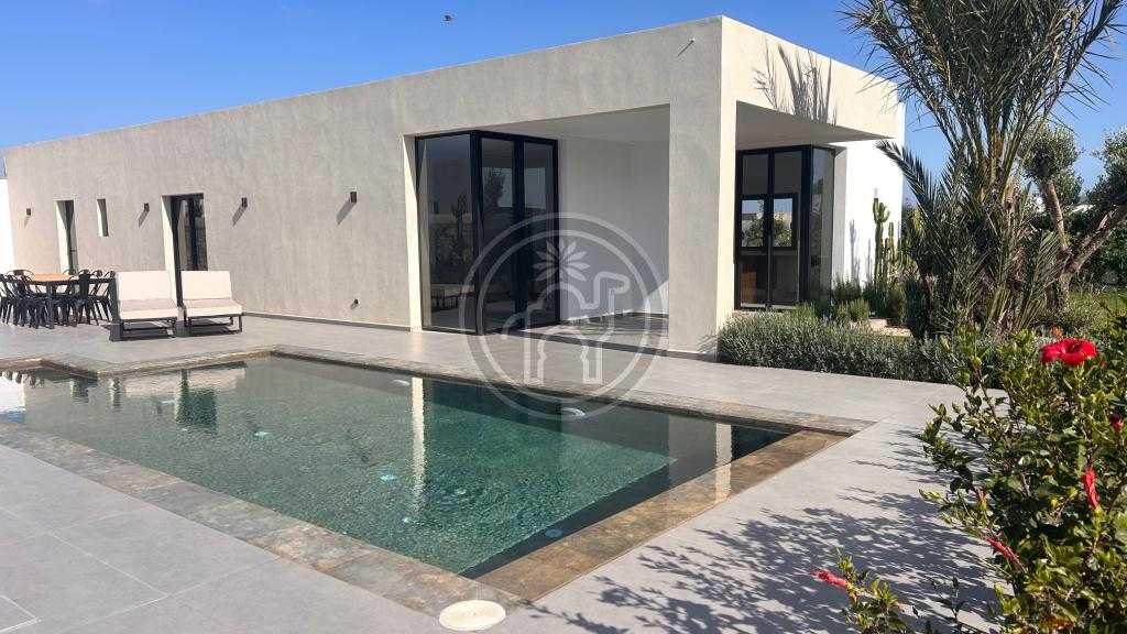 VILLA MODERNE avec piscine,dans une zone urbaine.