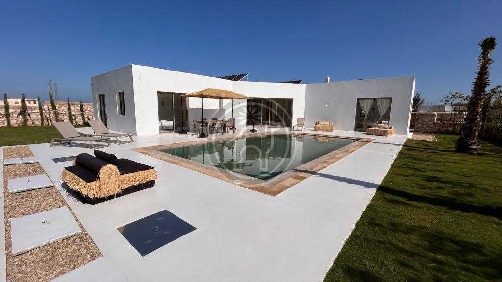 Superbe villa comtemporaine avec piscine , en zone urbaine.