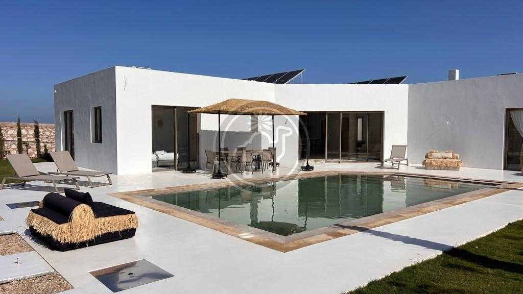 Superbe villa comtemporaine avec piscine , en zone urbaine.