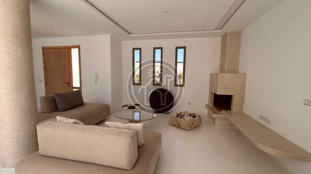 Superbe villa comtemporaine avec piscine , en zone urbaine.