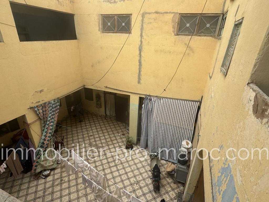 Riad Avantages Quartier en plein essor à 2 Pascal du Palais de la Bahia <p>
Titré <p>
Idéal pour projet de maison d\'hôtes.<p>
Accès voiture place des Ferblantiers à 3 mn de la porte <p>
Proche tous commerces et lieux touristiques de la Médina de Marrakech <p>
