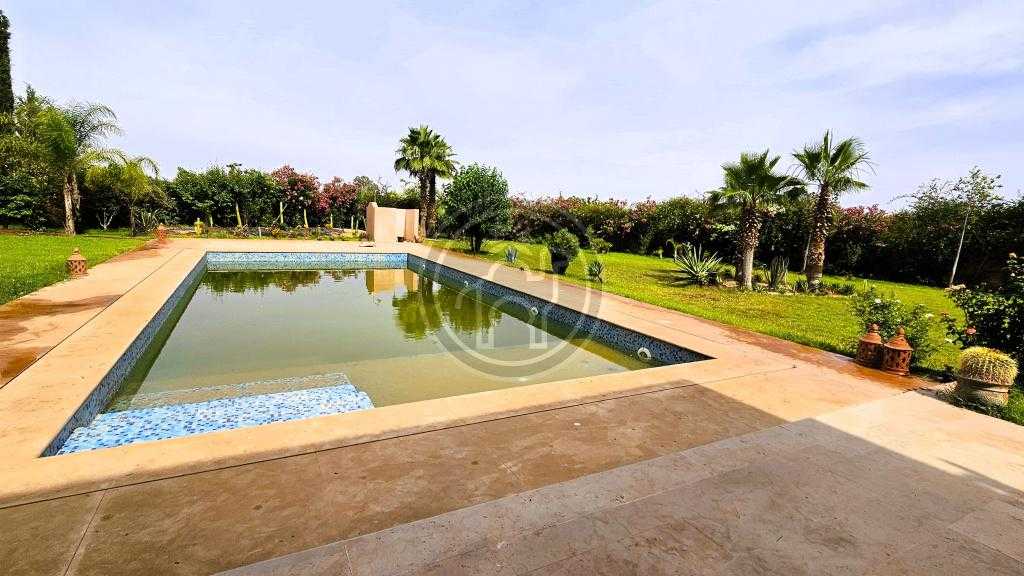 Villa avec terrain agricole a la campagne.