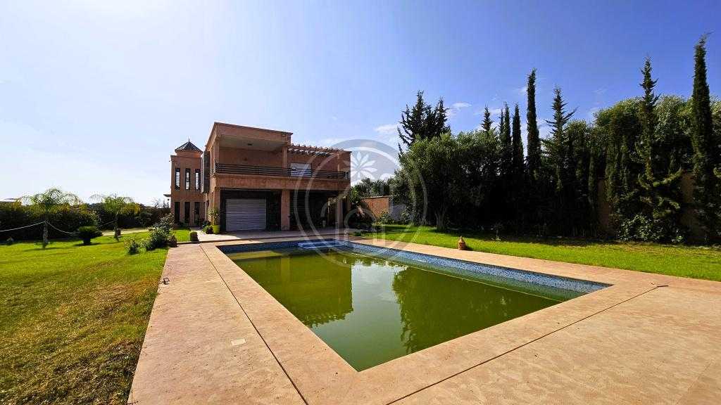 Villa avec terrain agricole a la campagne.