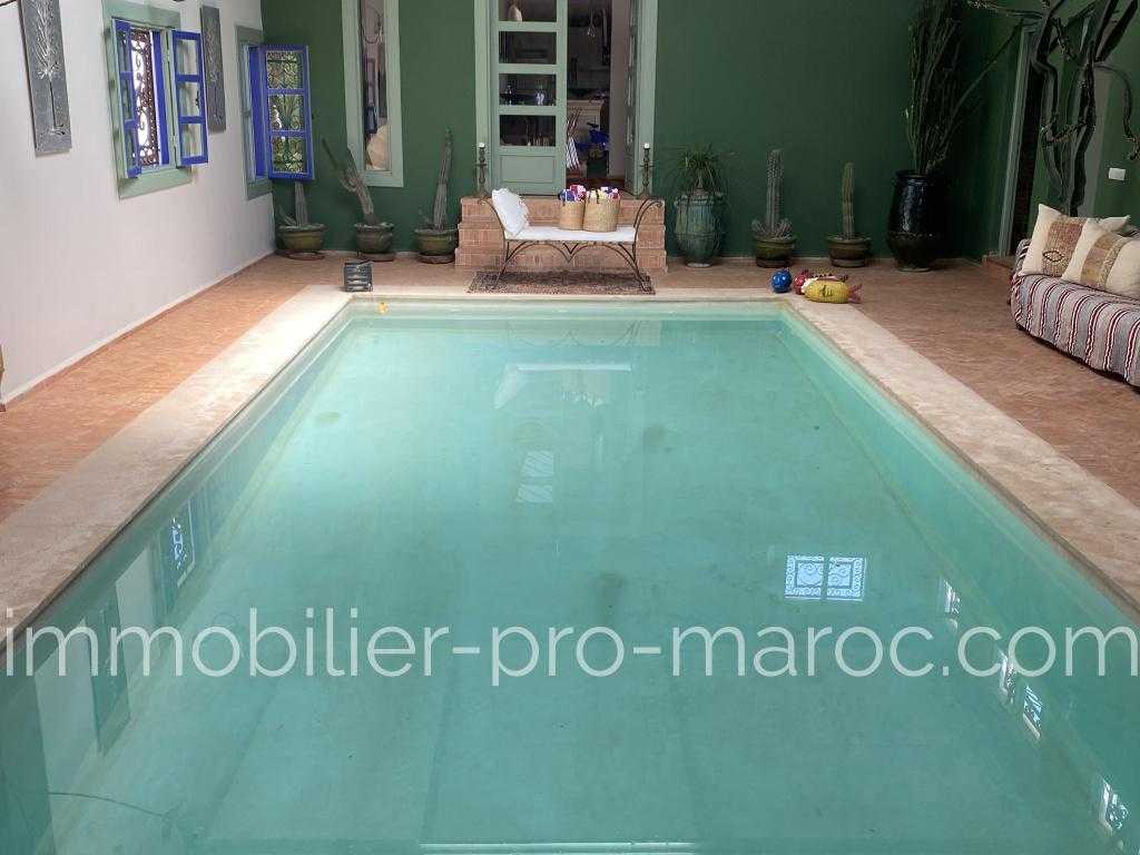 Villa Avantages Trés belle vue, une piscine couverte et une extérieure,  idéalement située, avec ses six chambres cette maison est idéale pour de la location saisonnière. Loin des zones habituelles c\'est une maison pour passer des moments de tranquillité.